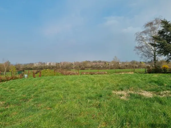 Terrain constructible 1200 m2 - calme - vue dégagée -