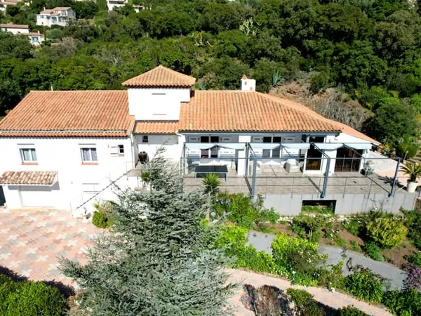LES ISSAMBRES , VILLA 185 m² , 5 pièces , VUE DEGAGÉE JUSQU'À LA MER