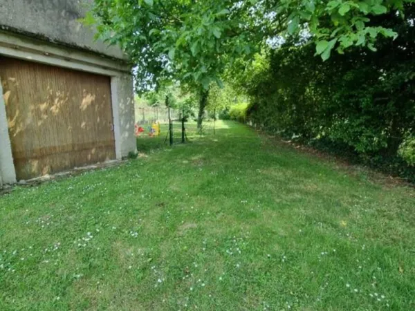 Garage, atelier de plus de 100 m²