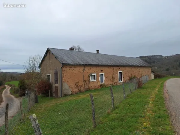 Belle longère du Morvan avec vue sur le lac de Pannecière
