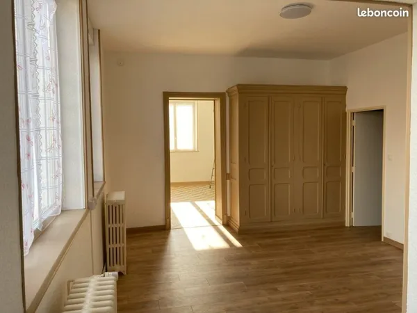 Appartement Rdc 62 m2, calme, une chambre, Est-Sud-Ouest. Entièrement rénové. Joudreville