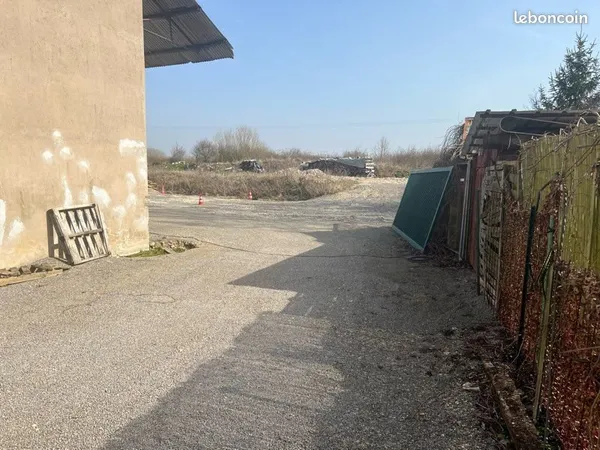 STOCKAGE EXTÉRIEUR SÉCURISÉ, 40a 50 m2 palettes, matériel