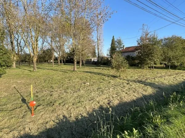 TERRAIN arboré 1288 m2 constructible verlhaguet