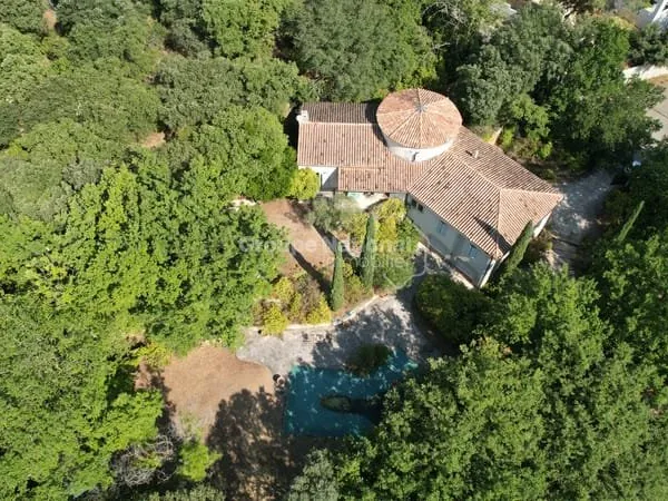 Demeure de caractère de 262 m² sur 3 980 m² de terrain arboré, avec piscine de 100 m² , double garag