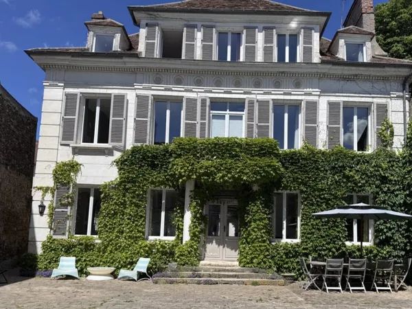 Maison de caractère avec dépendances à usage de bureaux