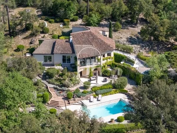 Belle villa avec vue dégagée et piscine à vendre à Sainte-Maxime