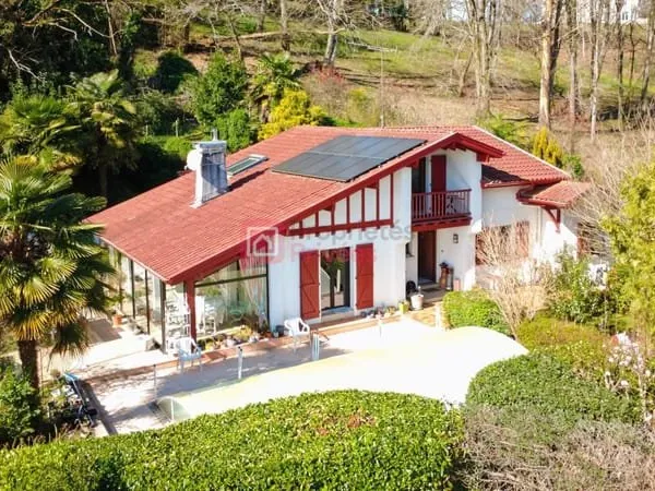 Maison familiale avec jardin, piscine et grand sous-sol à Ustaritz