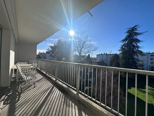 Appartement T5 traversant Est Ouest de 117m² avec terrasse et parking au troisième étage avec ascens