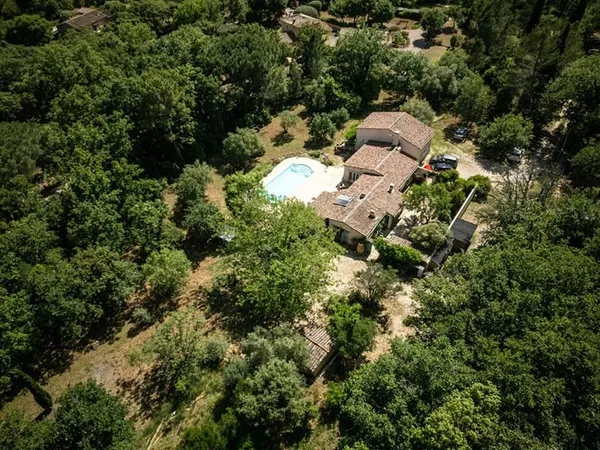 VILLA FORCALQUEIRET 200 m² avec dépendance dans un quartier pris