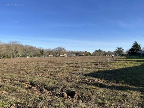Terrain à bâtir de 460 m² à CASTRES-GIRONDE (33)
