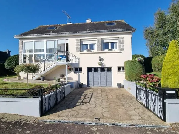 CÔTES D'ARMOR Maison familiale 'pavillon' de 3 chambres bien présentée, commerces à pied