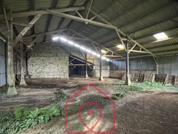 Disponible chez NAOS immobilier Pontivy: Ensemble de bâtiments agricole type hangard sur la commune 