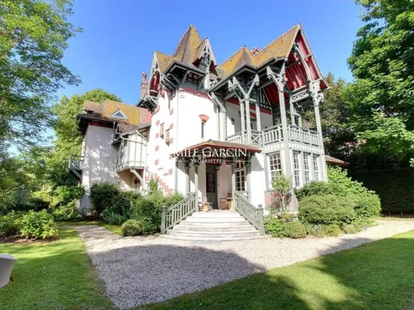 Magnifique propriété à la location saisonnière en plein coeur de Deauville - Jardin - Proche mer