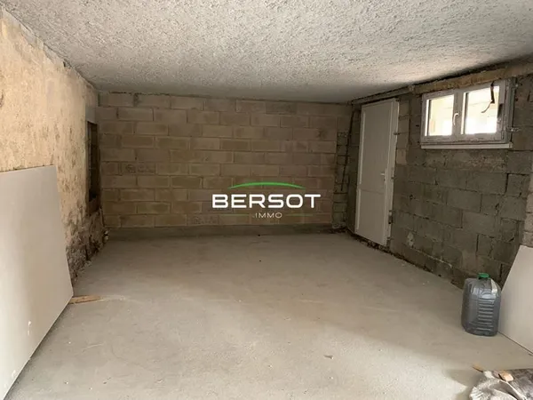 Local commercial 30 m2 brut à aménager centre-ville Valdahon visibilité axe passant