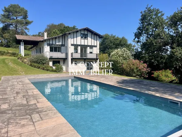 Maison 7 pièces 330 m²