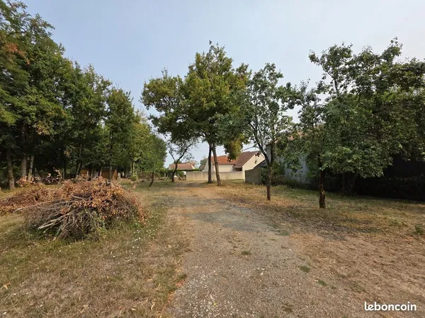 Terrain 1097 m² LES BORDES