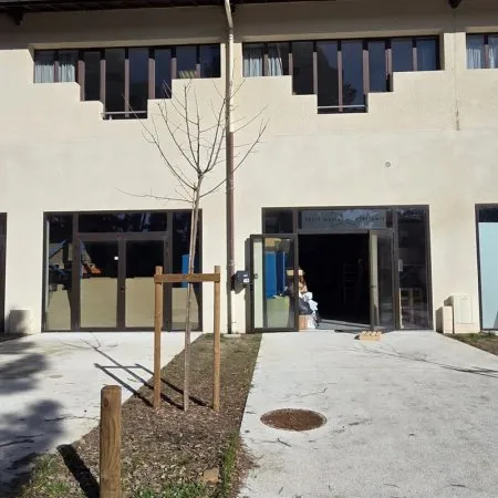 Local commercial de 190m² avec salle principale, sanitaires et