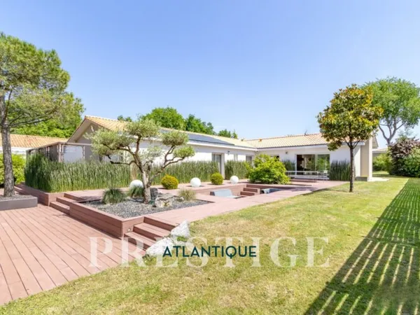 PRESTIGE VILLA - PLAIN PIED 241M2 - 5 CHAMBRES - PISCINE - MAIS