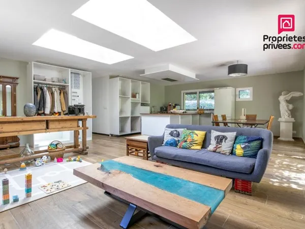 Maison de plain-pied sur un terrain boisé sans vis-à-vis