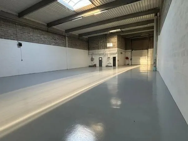 COIGNIERES (78) - CELLULE D'ACTIVITE A LOUER 438M²