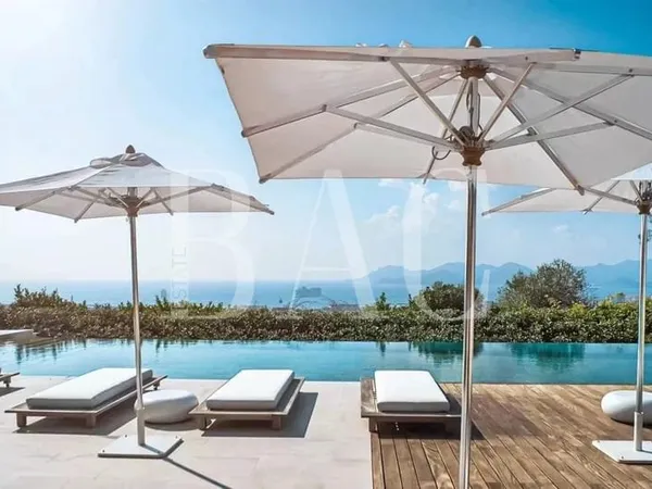 Off Market en exclusivité à Cannes, vue mer panoramique, villa contemporaine à 10 minutes du Palais 