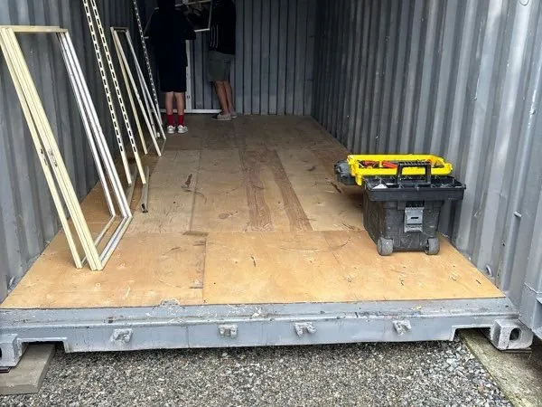 Containers, à la Location