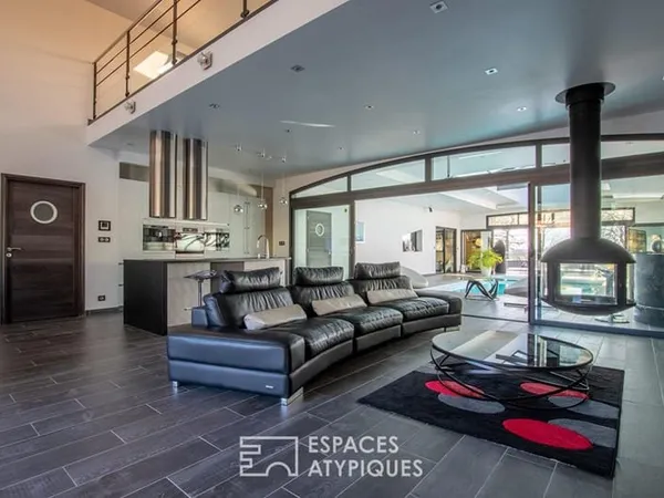 Maison d'architecte sur l'eau avec piscine intérieure