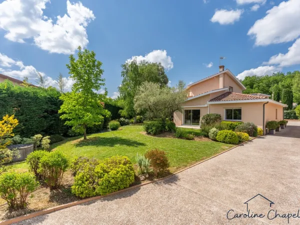 Maison de 200m², 4 chambres, bureau, 2 SDB, 3 WC, double garage, jardin piscinable.