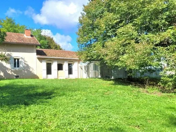 Ancienne gare de 194m² habitable sur la commune d'Escamps à moins de 10 minutes d'Auxerre au calme.