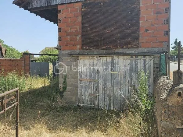 EXCLUSIVITE BSK Terrain constructible avec bâtiment existant - coeur de La Pacaudière