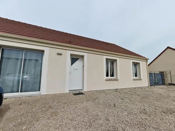 Maison à louer avec garage, jardin et terrasse à Saint-Ay