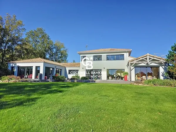 Proche de La Roche sur Yon - Villa d'Excellence sur le Golf de la Domangère : Votre Cadre de Vie Pri