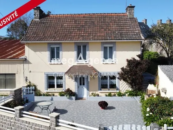 Maison en pierre avec magnifique jardin, garage et stationnement en plein coeur de la petite Siouvil