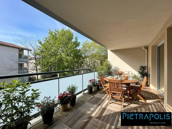 T4 lumineux avec balcon, au calme, à 2 pas des commerces et tra