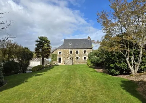 Maison en pierre et annexes. La Motte (22600)
