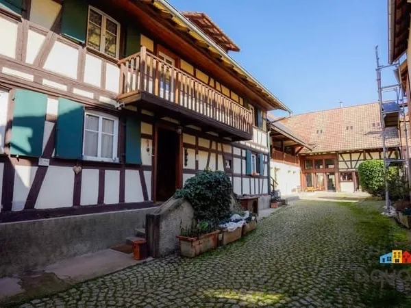 Ancien corps de ferme de 10 pièces à Geispolsheim centre.