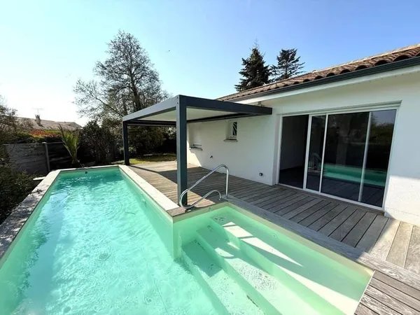 Maison comtemporaine avec piscine, Abris et Carport