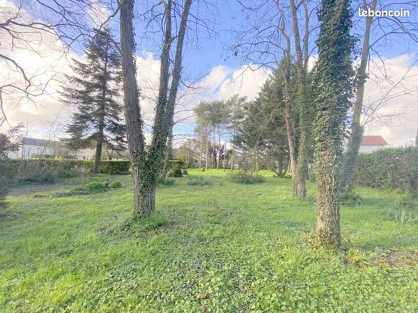 Terrain constructible 2 000 m² - cadre arboré - proche centre - rare