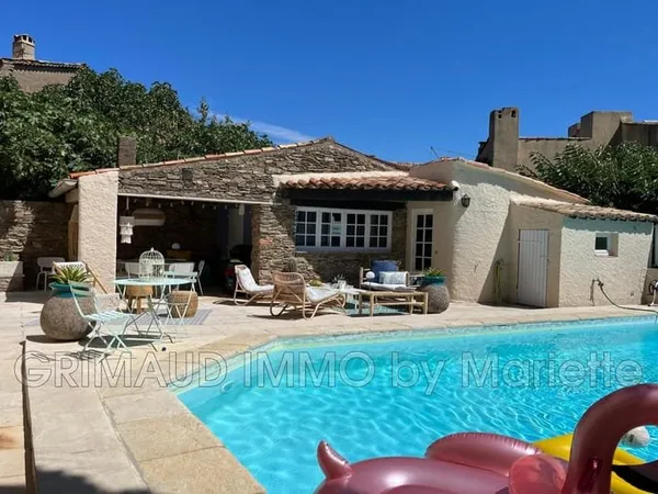 Maison de village avec piscine, garage et terrasse tropezienne