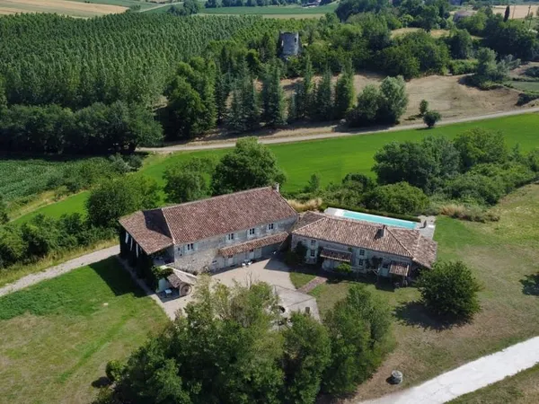 Élégante grange rénovée avec maison d'amis, piscine de 14 m et vues panoramiques à 360° - à proximit