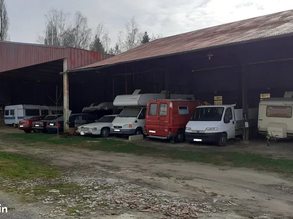 Place de parking sous hangar hivernage