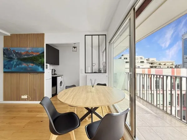 PARIS 75015 - Superbe 2 Pièces Meublé et Rénové avec Grand Balcon - Quartier Montparnasse (30m²) -
