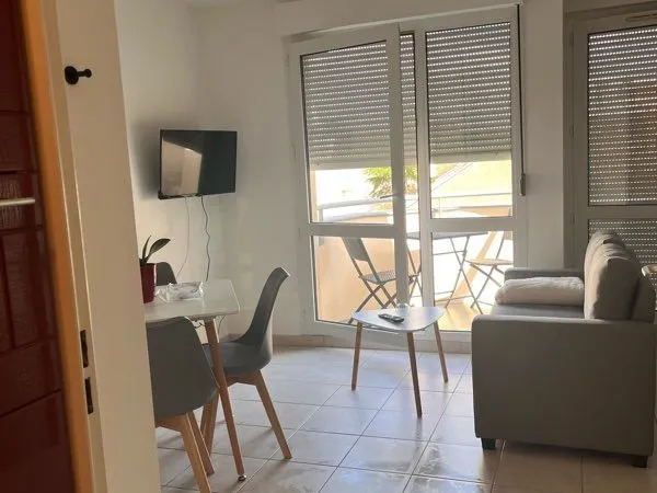 Appartement grand studio Place Bernard Stasi