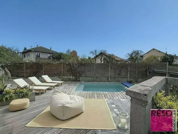 Maison bourgeoise rénovée avec piscine et vue dégagée