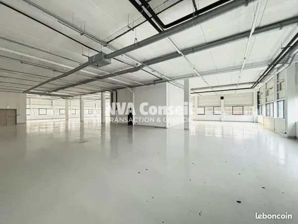 Local 2231 m² Cergy
