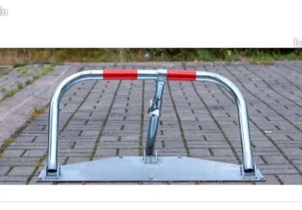 Place parking avec arceau de parking
