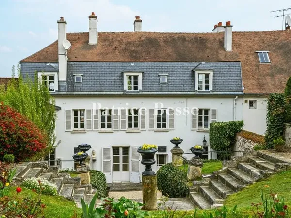 À Écouen, entre forêt et patrimoine, une demeure du 16e s. De plus de 300 m², au calme