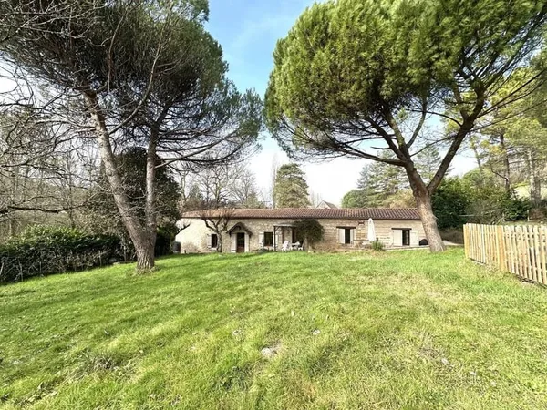 Belle maison en pierre, avec piscine, en toute tranquilité