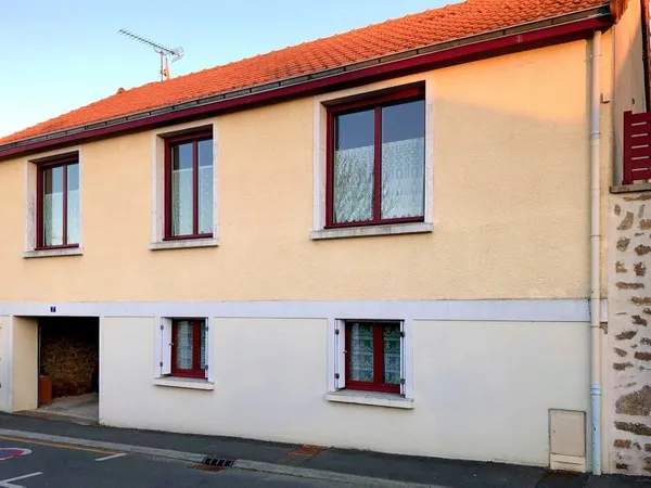 Loue maison 91m² Les Herbiers, coeur de ville, 3 chambres + garage, sous-sol et jardin