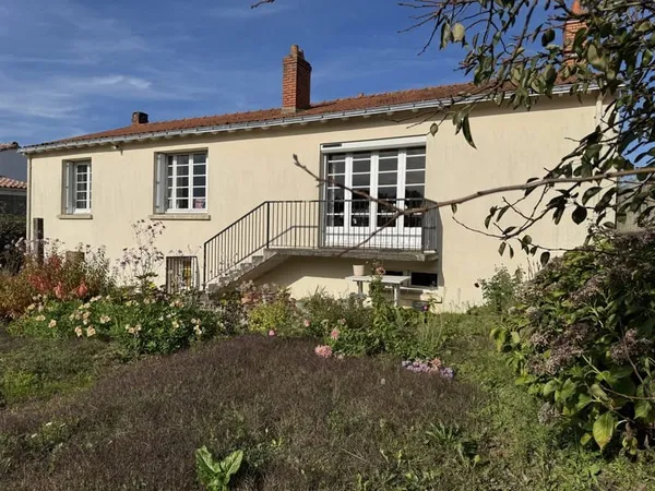 AIZENAY, maison à rénover de 108 m2 sur 700 m2 de terrain cl